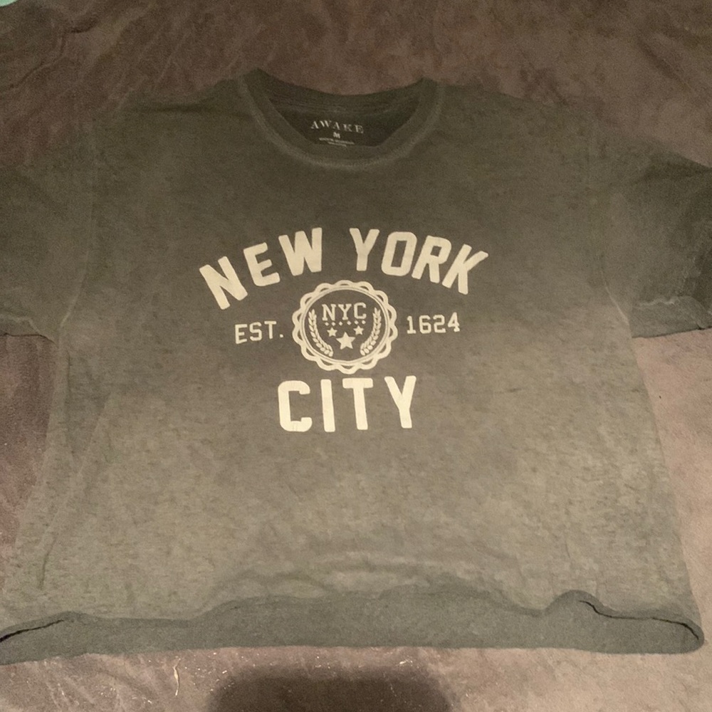 Cropped tee shirt.